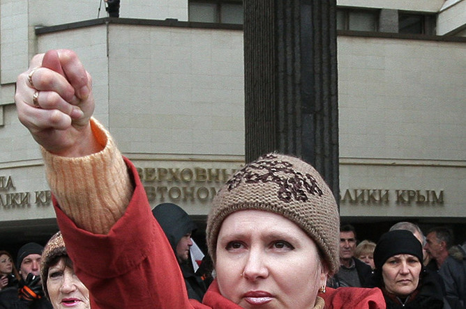 Участница митинга у здания Верховного совета Крыма в Симферополе
