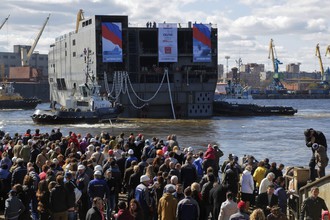 Во время спуска на воду кормовой части корабля-дока типа «Мистраль» на Балтийском заводе (апрель 2014 года)