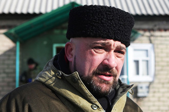Новый мэр Дебальцево Александр Афендиков у штаба помощи жителям Углегорска