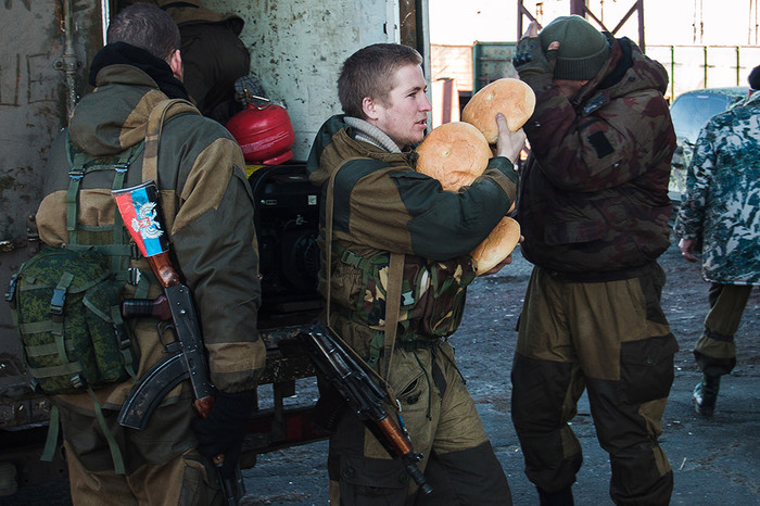 Ополченцы ДНР раздают гуманитарную помощь жителям Дебальцево