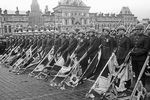 Советские воины с захваченными у немецких войск знаменами во время Парада Победы на Красной площади