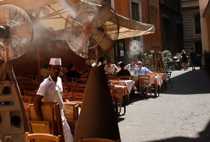 Посетители спасаются от жары в&nbsp;кафе, барах и ресторанах итальянской столицы, Рим, Италия, 8&nbsp;августа 2015&nbsp;года