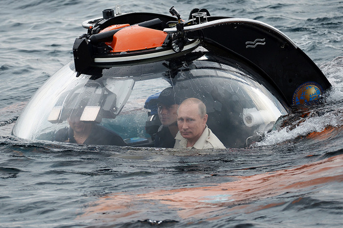 Владимир Путин во время погружения на&nbsp;спускаемом аппарате &laquo;Си-Эксплорер&raquo; на&nbsp;дно Черного моря у&nbsp;берегов Крыма