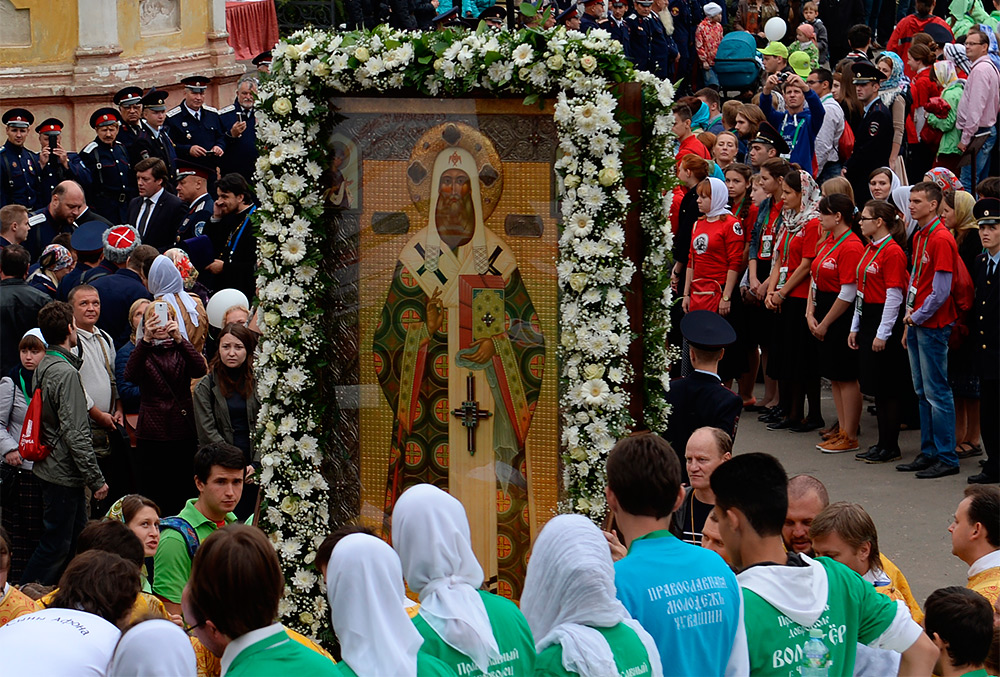 Икона святителя Петра с частицей его мощей в Высоко-Петровском монастыре после крестного хода по исторической Петровской дороге от Московского Кремля к древнему Высоко-Петровскому монастырю