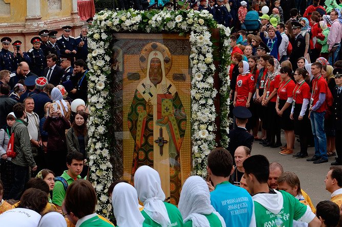 Икона святителя Петра с частицей его мощей в Высоко-Петровском монастыре после крестного хода по исторической Петровской дороге от Московского Кремля к древнему Высоко-Петровскому монастырю