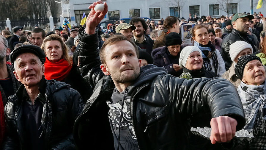 Участники митинга за&nbsp;освобождение украинской летчицы Надежды Савченко закидывают яйцами посольство России в&nbsp;Киеве