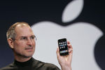 Стив Джобс демонстрирует публике самый первый iPhone
