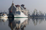 Корабли и немецкий элеватор в морском торговом порту