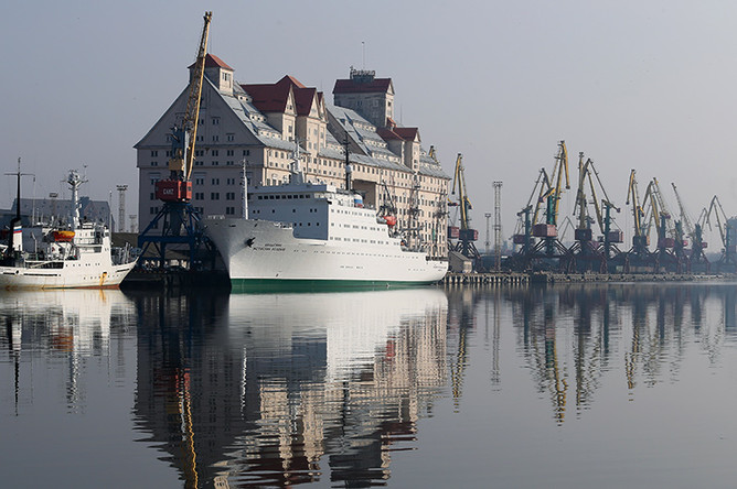 Корабли и немецкий элеватор в морском торговом порту