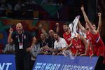 Сербская скамейка запасных сборной Сербии радуется результативному действию команды