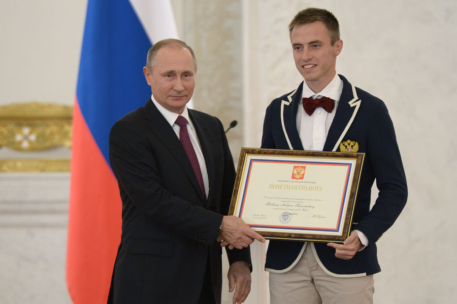 Президент России Владимир Путин и паралимпиец Андрей Вдовин