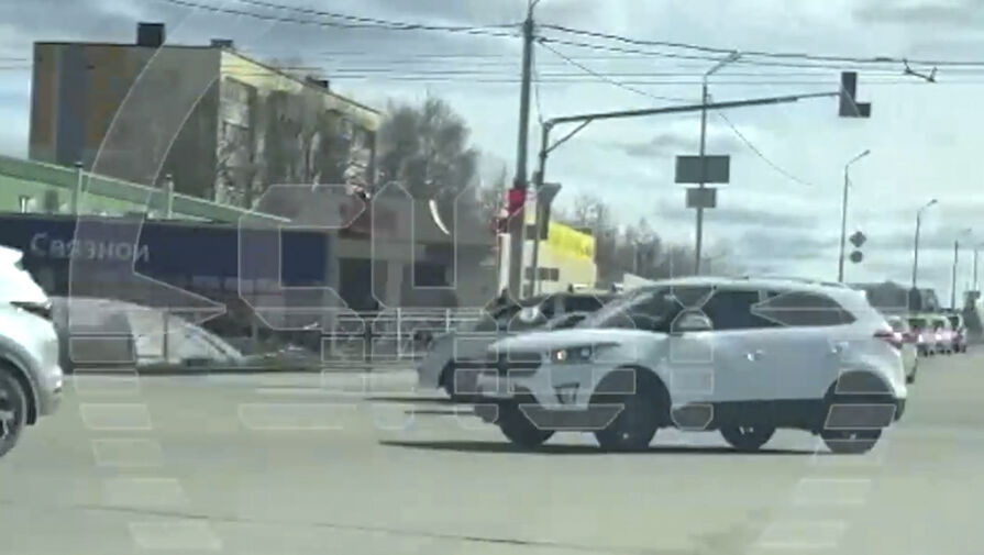 Татарстанские гаишники пытались пешком догнать водителя, ездившего кругами по перекрестку