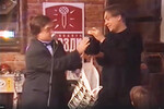 <b>«Пресс-экспресс» (1992–1999)</b>
<br><br>
Если романтические шоу за последние 30 лет никак не утратили в популярности и актуальности — и ту же реинкарнацию «Любви с первого взгляда» вполне себе можно представить и в 2025-м, то вот «Пресс-экспресс» в наше время ощущается настоящим архаизмом. Передача, если вы вдруг так подумали, не рассказывала, как в кратчайшие сроки превратить один кубик на животе в восемь, но являлась обзором наиболее интересных газетных публикаций дня. «Пресс-экспресс» анонсировали как проект «либо для бедных и ленивых, либо для очень занятых людей», а его бессменным ведущим являлся скончавшийся в 2024-м журналист Андрей Егоршев. Из забавного: за 200 тыс. рублей главный редактор любого издания мог получить 2 минуты рекламного времени в эфире, а за 600 тыс. — целый десятиминутный сюжет, посвященный его газете или конкретной публикации, в субботнем выпуске.