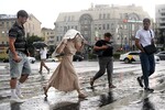Горожане во время ливня в Москве, 15 июля 2025 года