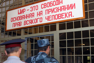Сотрудники ФСИН России в коридоре СИЗО №2 в Москве, 2011 год
