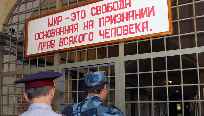 Сотрудники ФСИН России в коридоре СИЗО №2 в Москве, 2011 год
