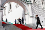 Действующий президент РФ Дмитрий Медведев входит в Большой Кремлевский дворец, где в Андреевском зале состоится инаугурация избранного президента РФ Владимира Путина, 7 мая 2012 года