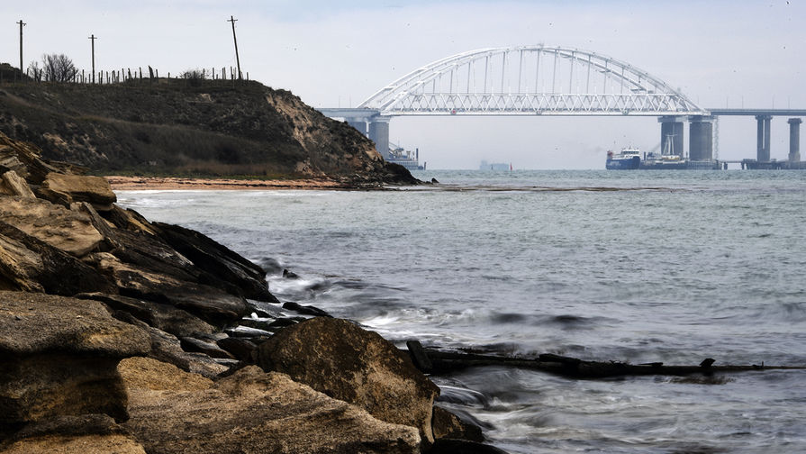 Суда под аркой Крымского моста в Керченском проливе, ноябрь 2018 года