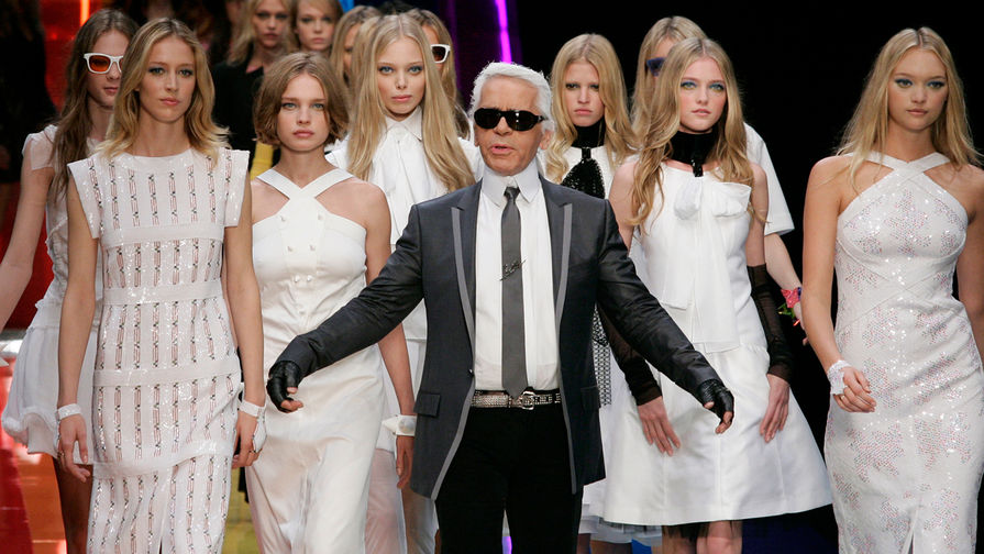 Карл Лагерфельд в&nbsp;окружении моделей (слева от кутюрье российская модель Наталья Водянова) на&nbsp;показе коллекции Chanel в&nbsp;Париже, 2007 год