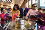 Посетители в тематическом кафе Thai Airways в Бангкоке, сентябрь 2020 года