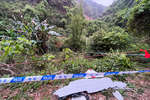 Обломки разбившегося самолета Boeing 737, найденные на месте крушения в округе Тэнсян, Гуанси-Чжуанский автономный район, Китай, 22 марта 2022 года
