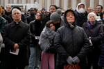 Люди на церемонии прощания с папой Бенедиктом XVI на площади Святого Петра в Ватикане, 5 января 2023 года
