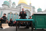 Празднование Ураза-байрама у Московской соборной мечети, 10 апреля 2024 года