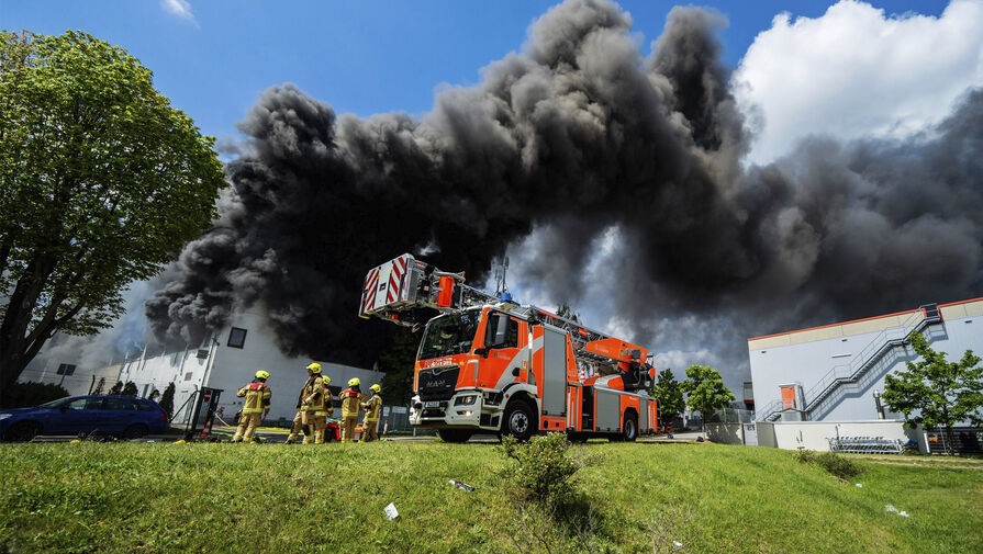 В Германии сутки не могут потушить пожар на оборонном заводе