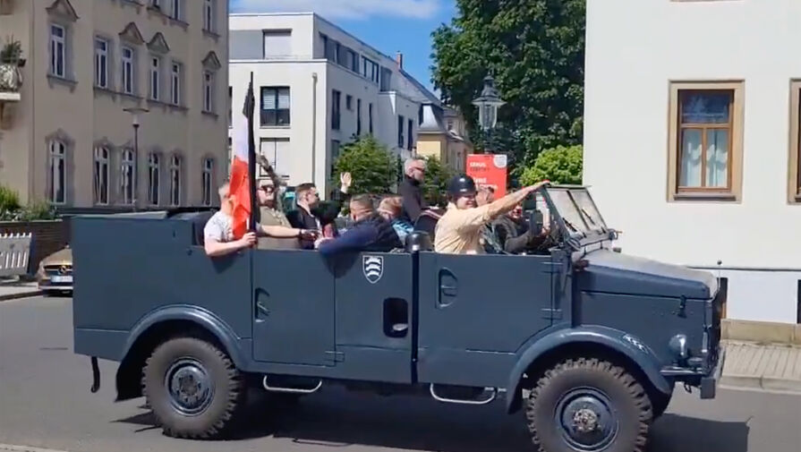В Германии мужчины катались на военном автомобиле и показывали нацистское приветствие 