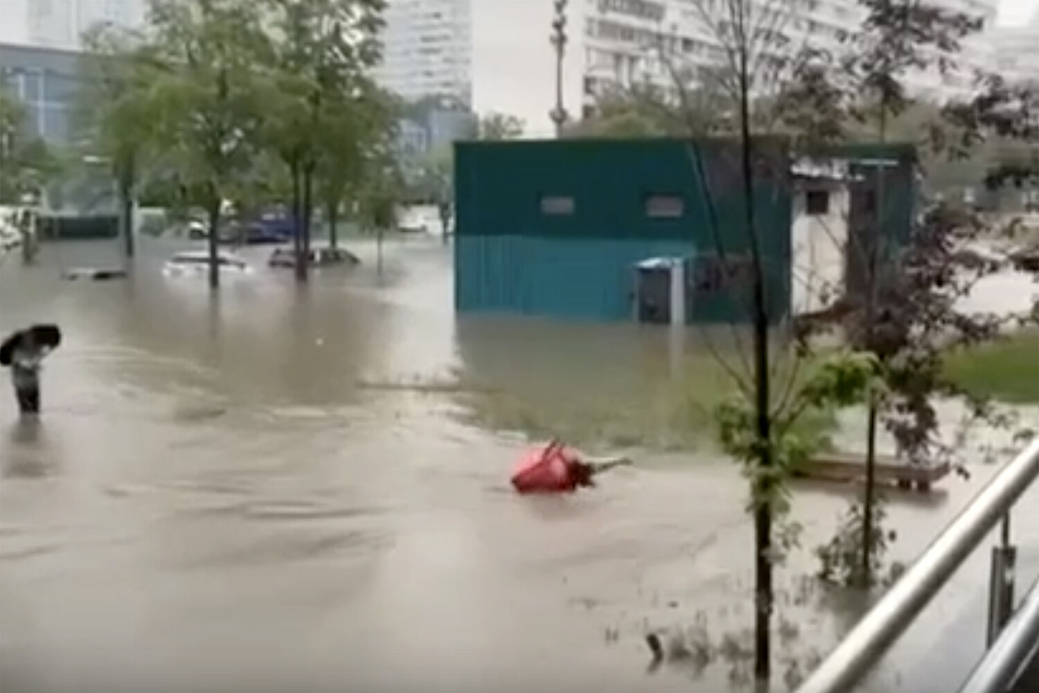 Появилось видео, как в Москве курьер плывет по лужам после суперливня -  Газета.Ru | Новости