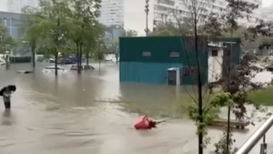 Появилось видео, как в Москве курьер плывет по лужам после суперливня