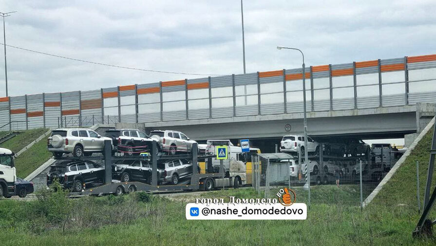 На видео попали застрявшие под "мостом глупости" Haval H9 в Домодедово