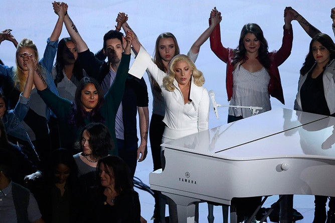 Леди Гага исполнила песню «Til It Happens to You»