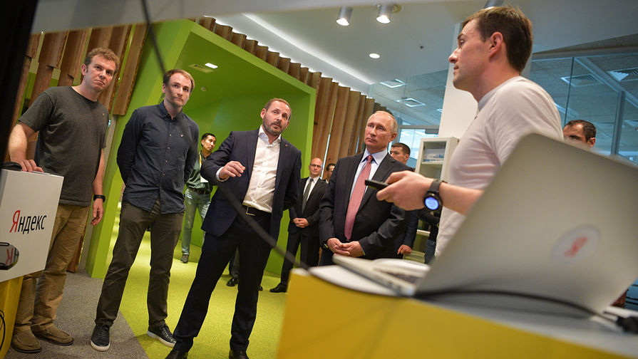 Владимир Путин и генеральный директор &laquo;Яндекс&raquo; Аркадий Волож во время посещения московского офиса компании, 21 сентября 2017 года
