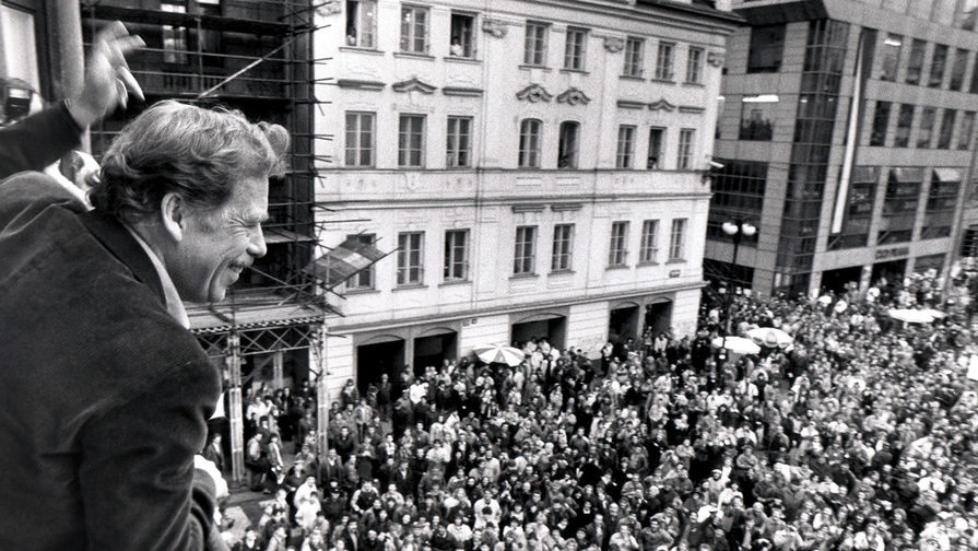 Кандидат в президенты Чехословакии Вацлав Гавел перед сторонниками в Праге, декабрь 1989 года