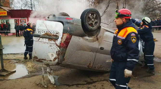 На месте падения автомобиля в яму с кипятком на улице Аустрина в Пензе, 19 ноября 2019 года