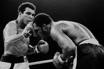 Последний из трех знаменитых поединков Мухаммеда Али с Джо Файзером в Маниле, 1 октября 1975 года. Это был один из самых жестоких в истории супертяжелого веса поединков, который завершился победой Али в 14 раундах
