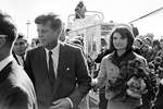 Джон Кеннеди с супругой Жаклин в аэропорту Далласа, 22 ноября 1963 года
