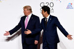 Бывший президент США Дональд Трамп и премьер-министр Японии Синдзо Абэ на саммите G20 в Осаке, 2019 год 