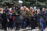 Люди возле похоронного дома «Троекурово» перед началом церемонии прощания с модельером Валентином Юдашкиным, 6 мая 2023 года