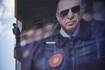 Гигантский щит в поддержку действующего президента Турции Реджепа Тайипа Эрдогана во время предвыборного митинга в Стамбуле, 13 мая 2023 года