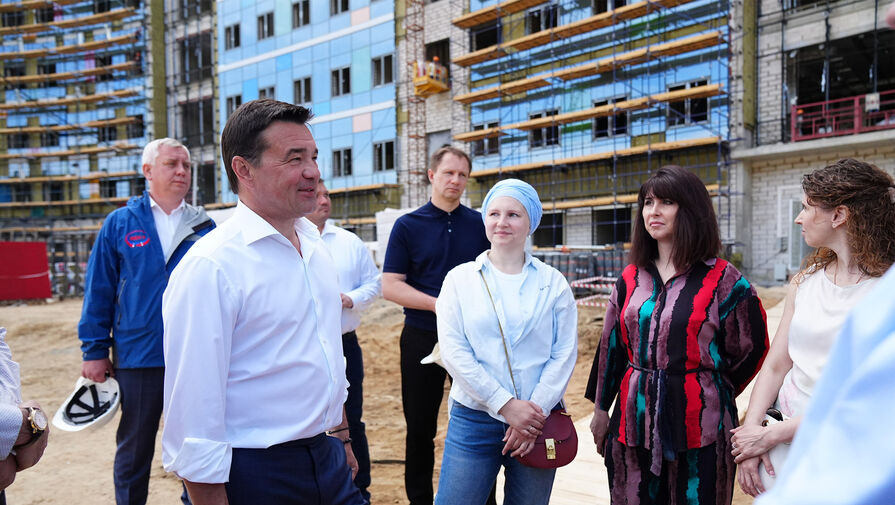 Андрей Воробьев проверил ход строительства областной детской больницы в Красногорске
