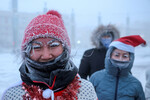 Люди собираются в Якутске (Республики Саха), несмотря на температуру ниже минус 47 градусов по Цельсию, 31 декабря 2024 года