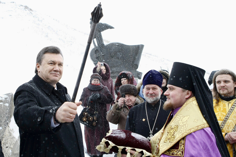 Кандидат в&nbsp;президенты и глава партии «Регионы Украины» Виктор Янукович держит в&nbsp;руках древнюю булаву в&nbsp;Запорожье, 29&nbsp;января 2010&nbsp;года