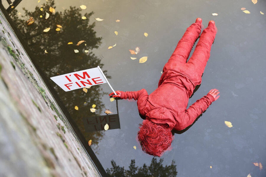 Инсталляция французского художника Джеймса Коломины в&nbsp;каналах Амстердама, посвященная критике климатической политики, Нидерланды, 6&nbsp;ноября 2025&nbsp;года