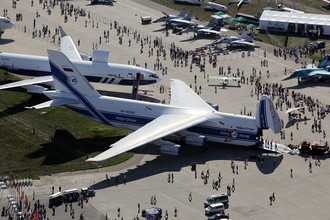 Самолет Ан-124 «Руслан» авиакомпании «Волга-Днепр» (на первом плане) и самолет Ил-96-400Т (на втором плане) на международном авиасалоне МАКС-2011 в Жуковском