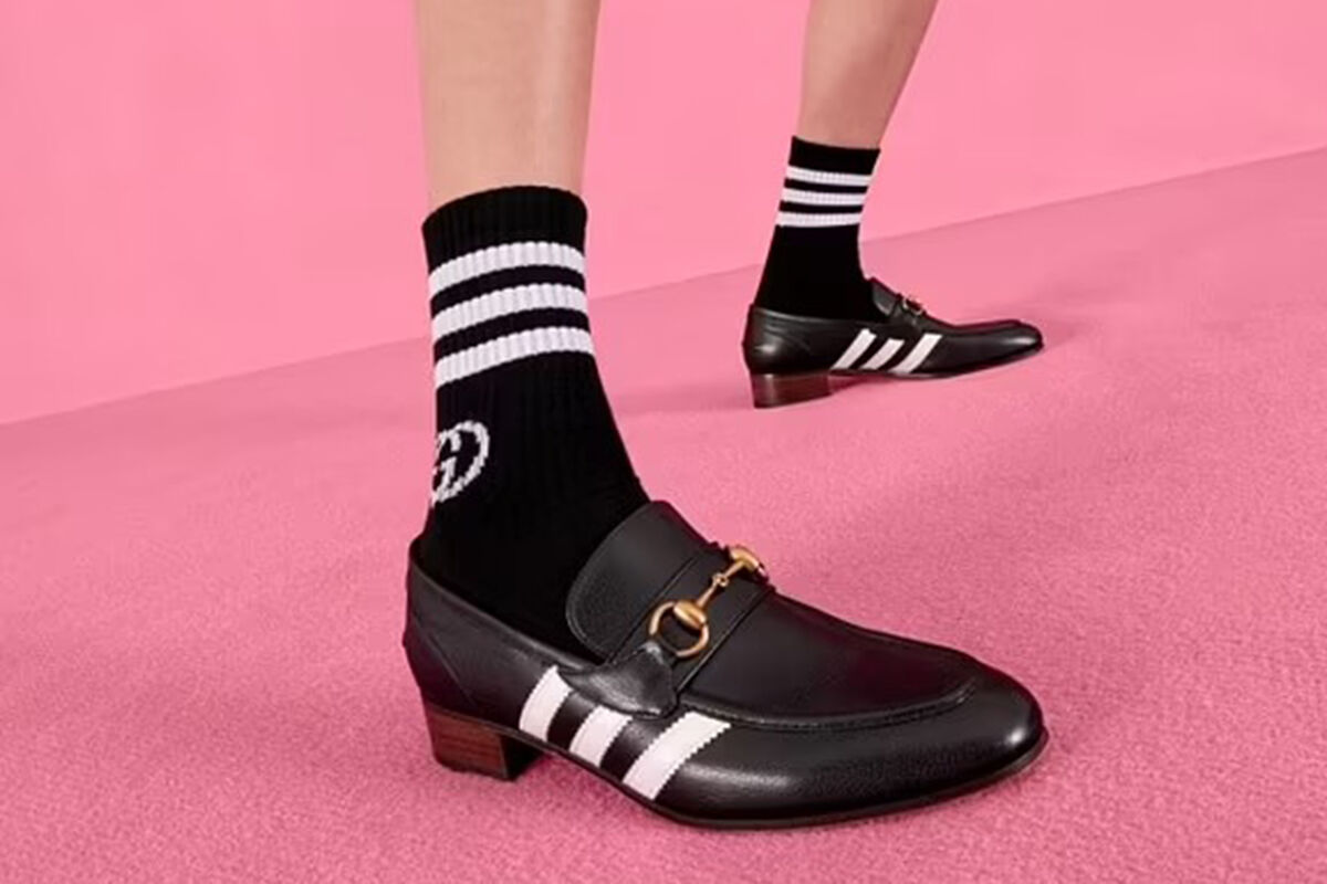 В соцсетях высмеяли сходство лоферов Adidas x Gucci за 50 тыс. рублей с  бутсами на каблуке - Газета.Ru | Новости