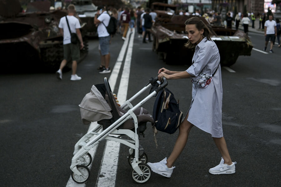 Женщина с коляской в центре Киева, август 2023 года 