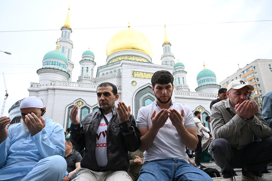 Верующие на&nbsp;празднике Курбан-байрам у&nbsp;Московской соборной мечети, 6&nbsp;июня 2025&nbsp;года