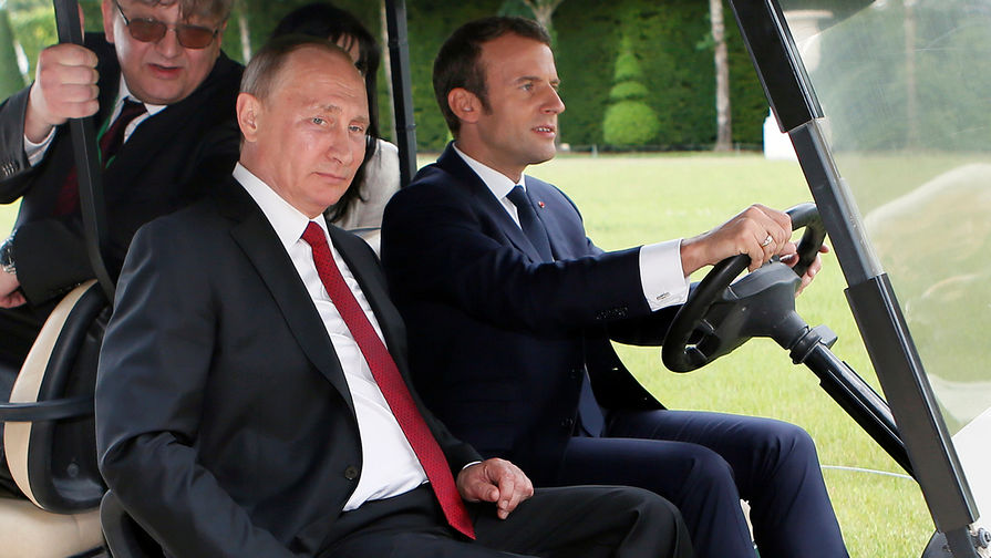 Президенты Франции и России Эммануэль Макрон и Владимир Путин во время поездки по&nbsp;садам Версаля после встречи, 29 мая 2017 года